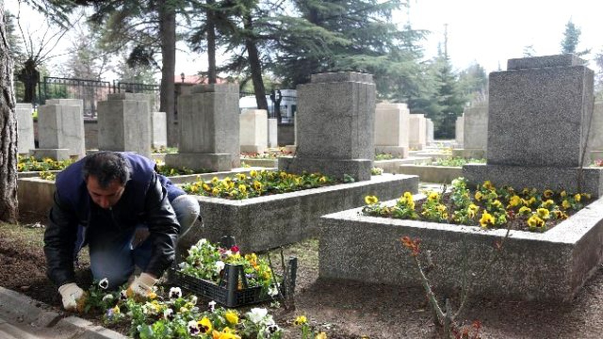Büyükşehir Belediyesi Şehitlikleri Çiçeklerle Donatıyor