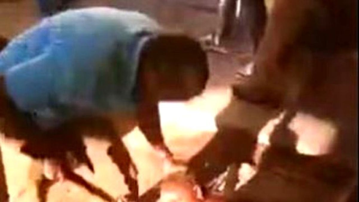 Afrikalı Cani Koca, Yarı Çıplak Karısını Sokakta Döve Döve Bayılttı
