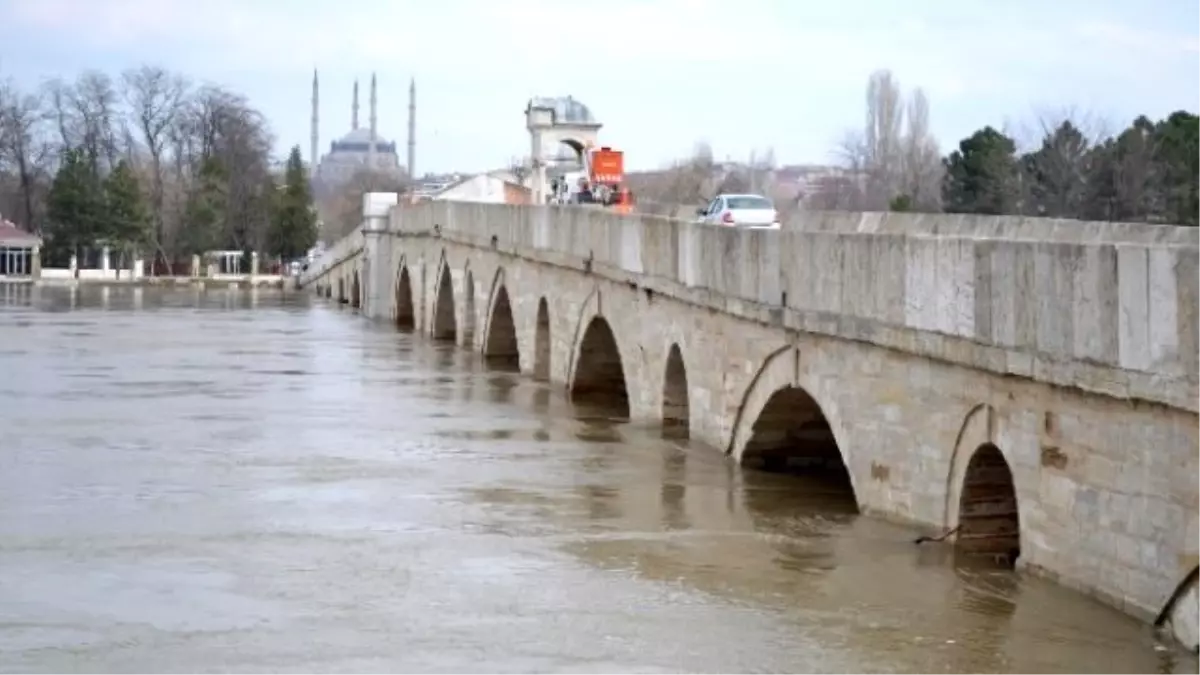 Edirne\'de Nehirler Bir Haftadır Korkutuyor