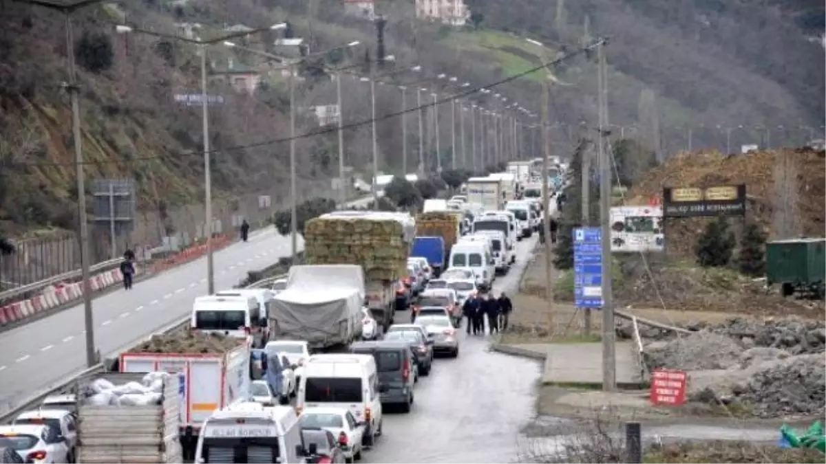 Ev İnşaatında İstinat Duvarı Çöktü, Kayalar Karadeniz Sahil Yolu\'nu Kapattı