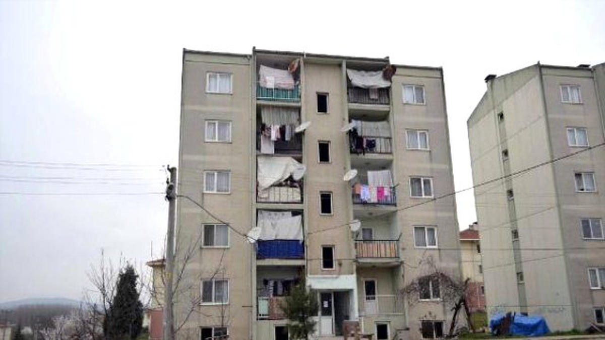 Ferizli\'de Hibe Deprem Konutları Satışa Çıkarıldı
