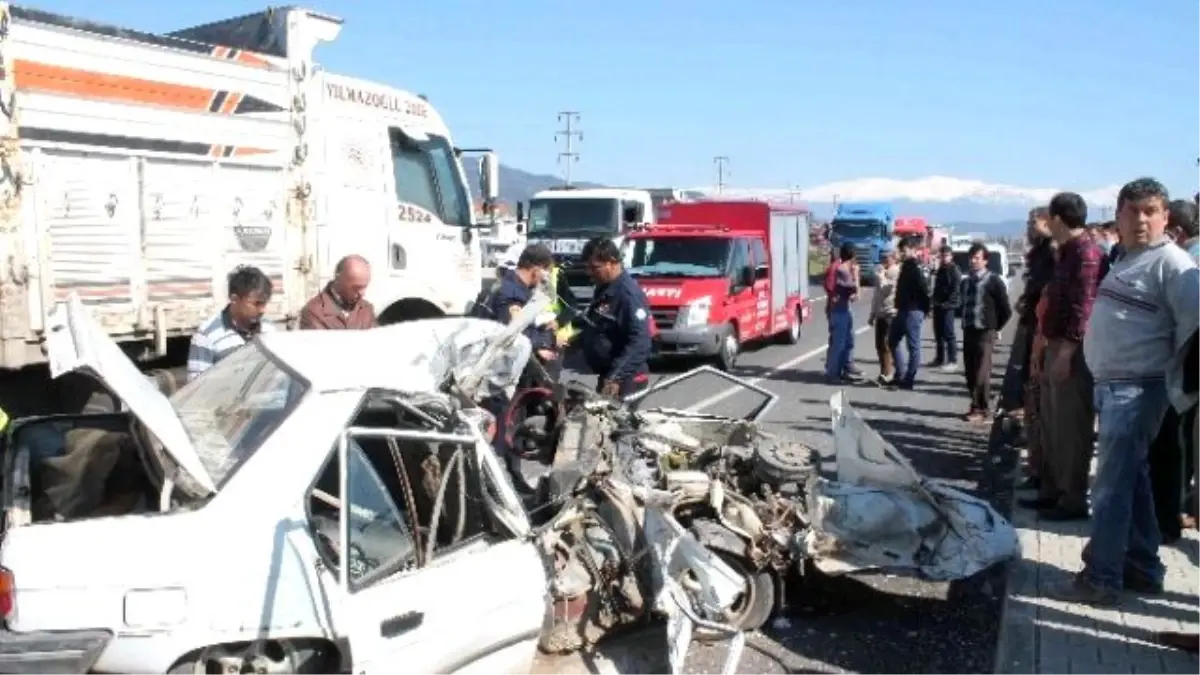 Fethiye\'de Araçta Sıkışan Sürücü Otomobil Parçalanarak Çıkartılabildi