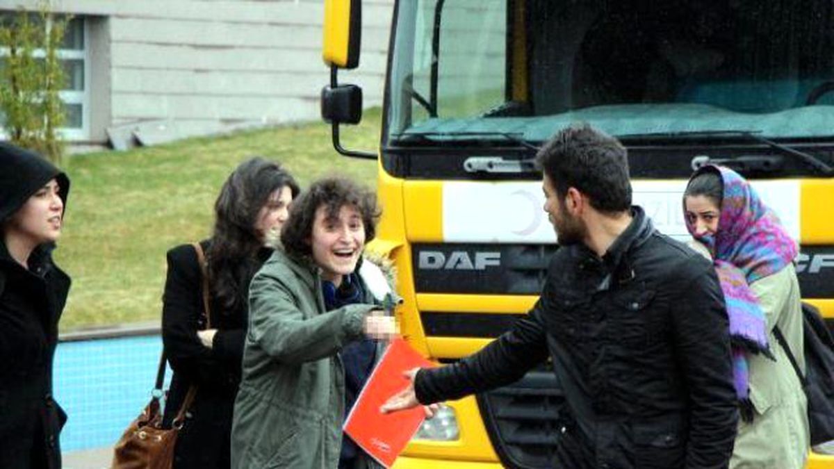 Halepçe Katliamını Ananlara Kız Öğrencilerden Tepki