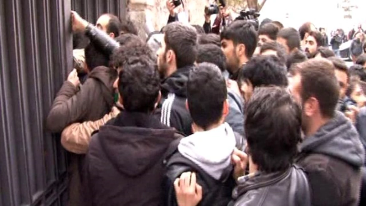 İstanbul Üniversitesi Karıştı! Öğrenciler Güvenlik Görevlilerini Dövdü