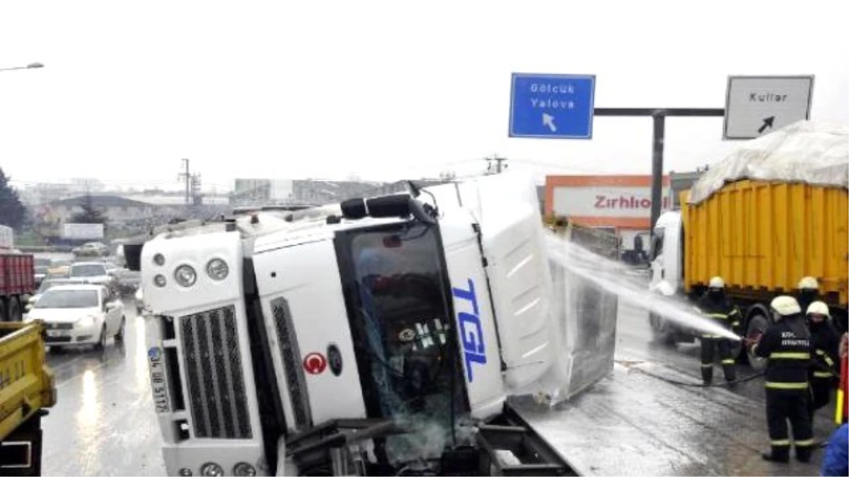 İzmit\'te Kimyasal Madde Yüklü Tanker Devrildi: 1 Yaralı