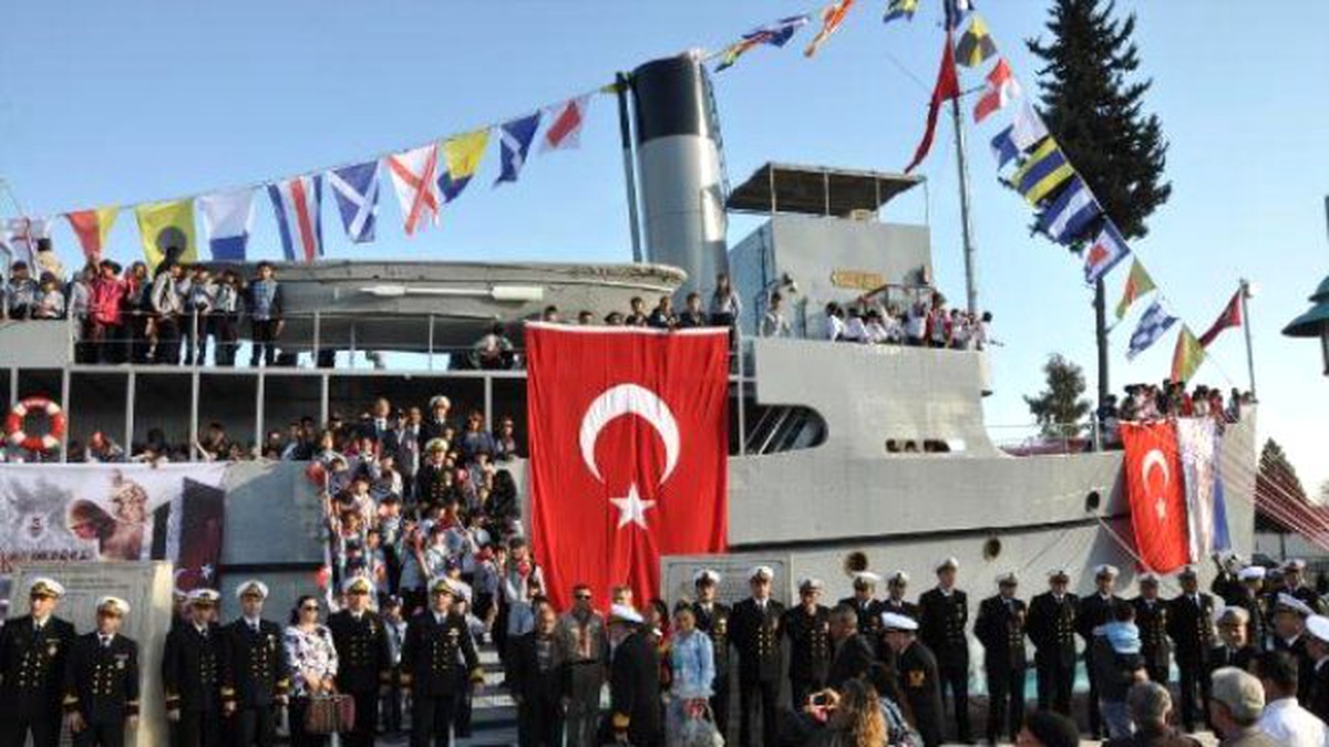 Nusret Mayın Gemisi\'ne Ziyaretçi Akını