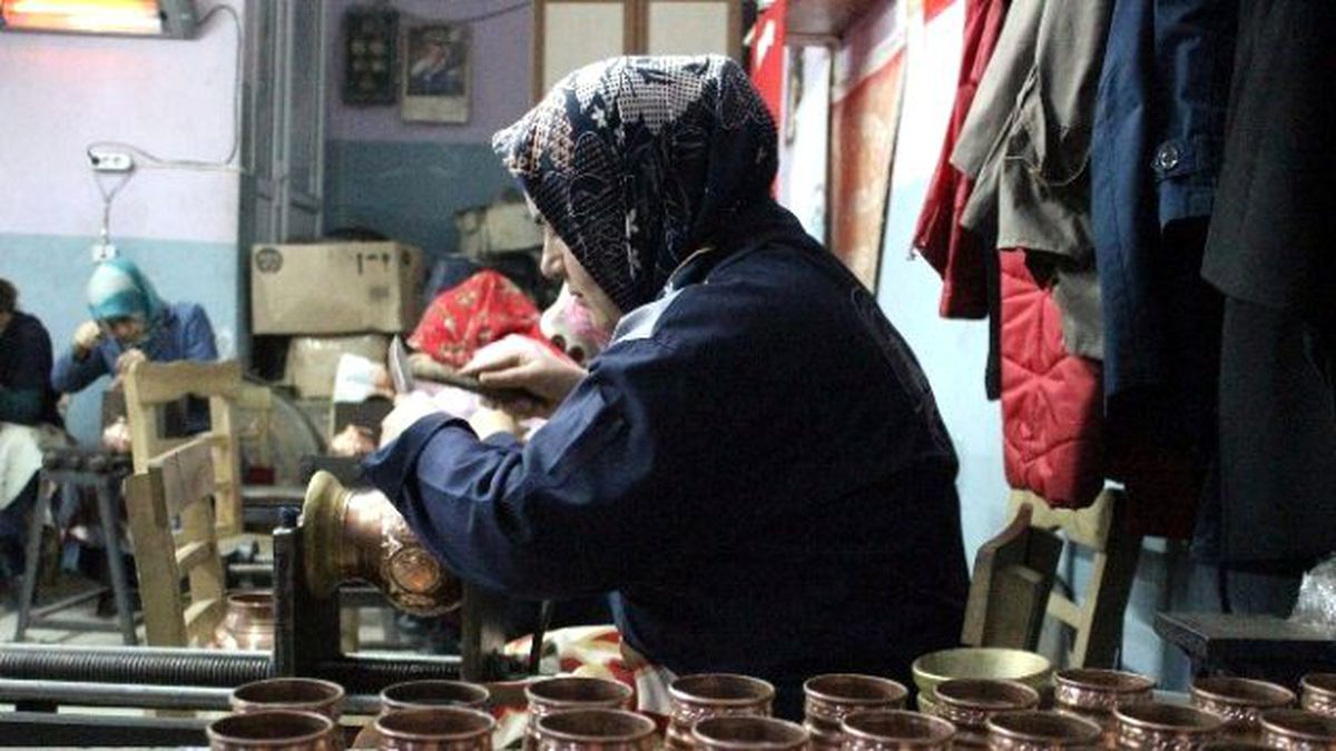 Bakırcılığa Kadın Eli Değiyor