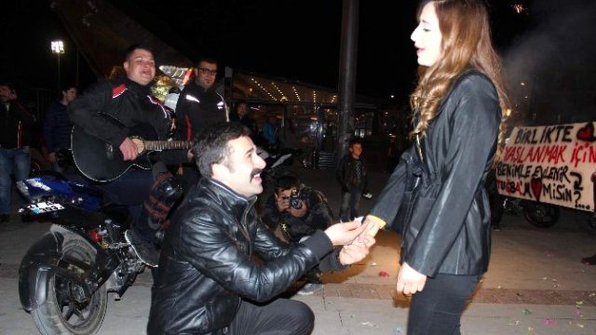 Üniversite Önünde Sürpriz Evlenme Teklifi