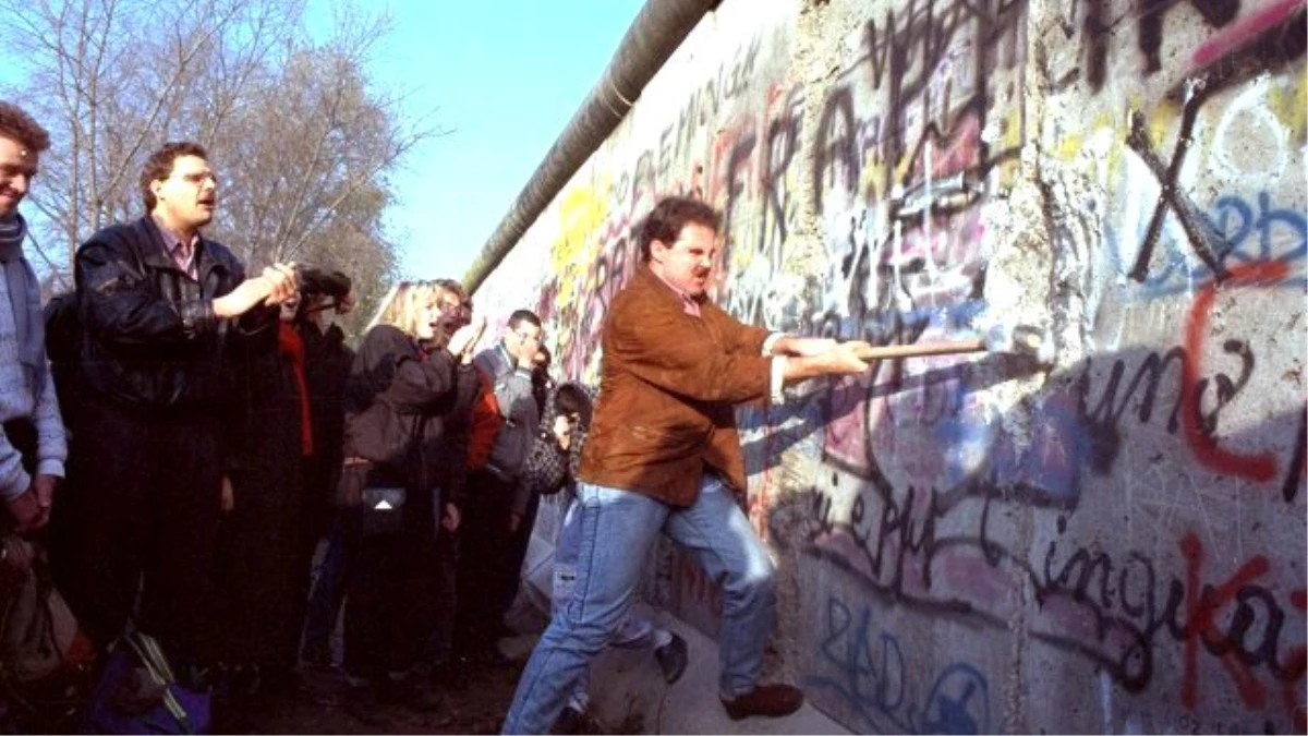 Berlin Duvarı\'na Çekiç Çakan Salomon Kalou\'nun Başı Belada
