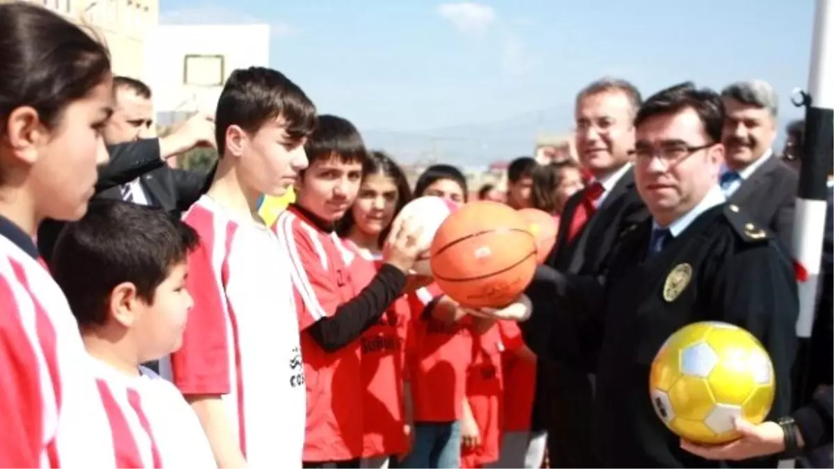 Emniyetten Öğrencilere Spor Malzemesi Desteği