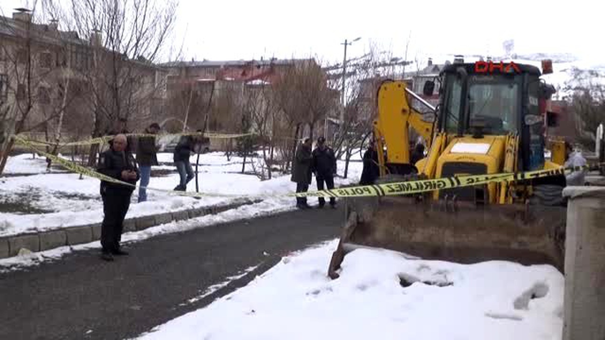 Erzurum Kadını 10 Bıçak Darbesi ile Öldürüp İş Makinesinin Altına Attılar Ek Görüntülerle