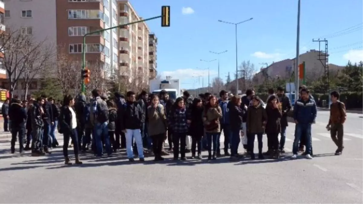 Eskişehir\'de Polise Soda Şişesi ve Taş Atan Gruba Toma\'lı Müdahale