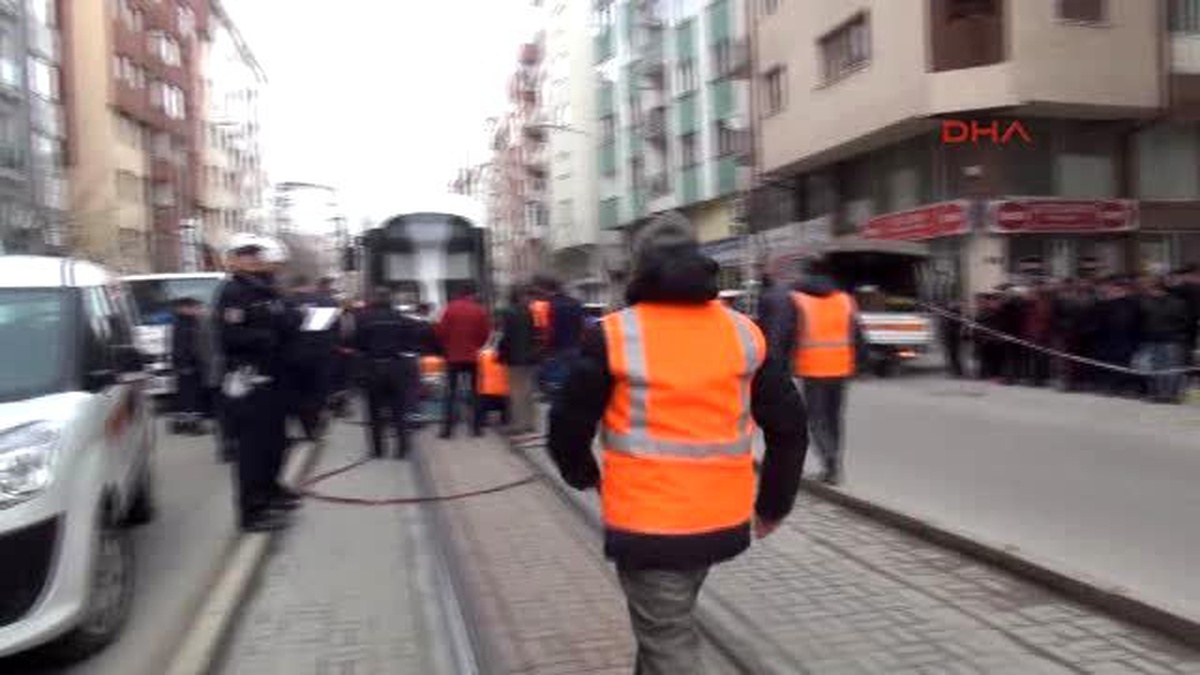 Eskişehir Tramvay Altında Kalarak Öldü
