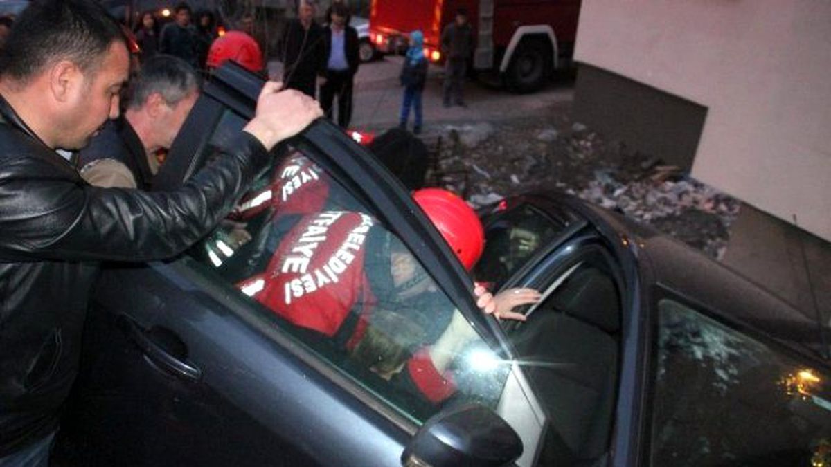 Geri Kaçırdığı Aracı Duvarda Asılı Kaldı