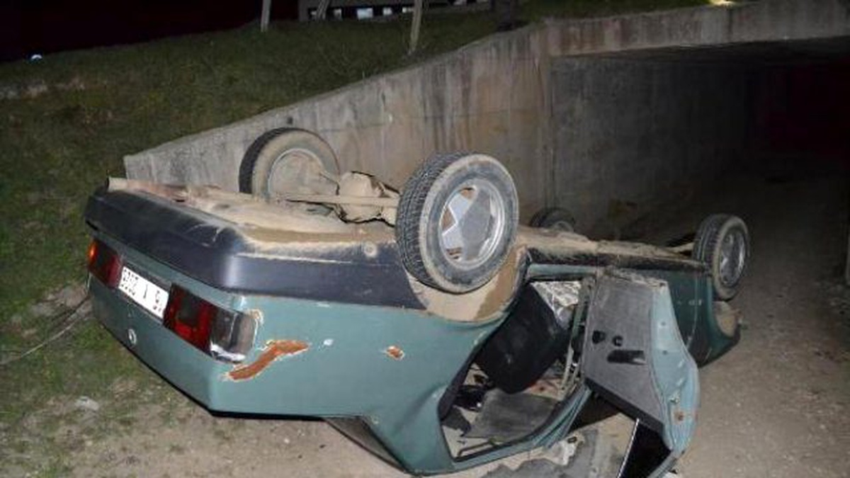 Otomobil 3 Metre Yükseklikten Alt Yol Girişine Düştü: 6 Yaralı