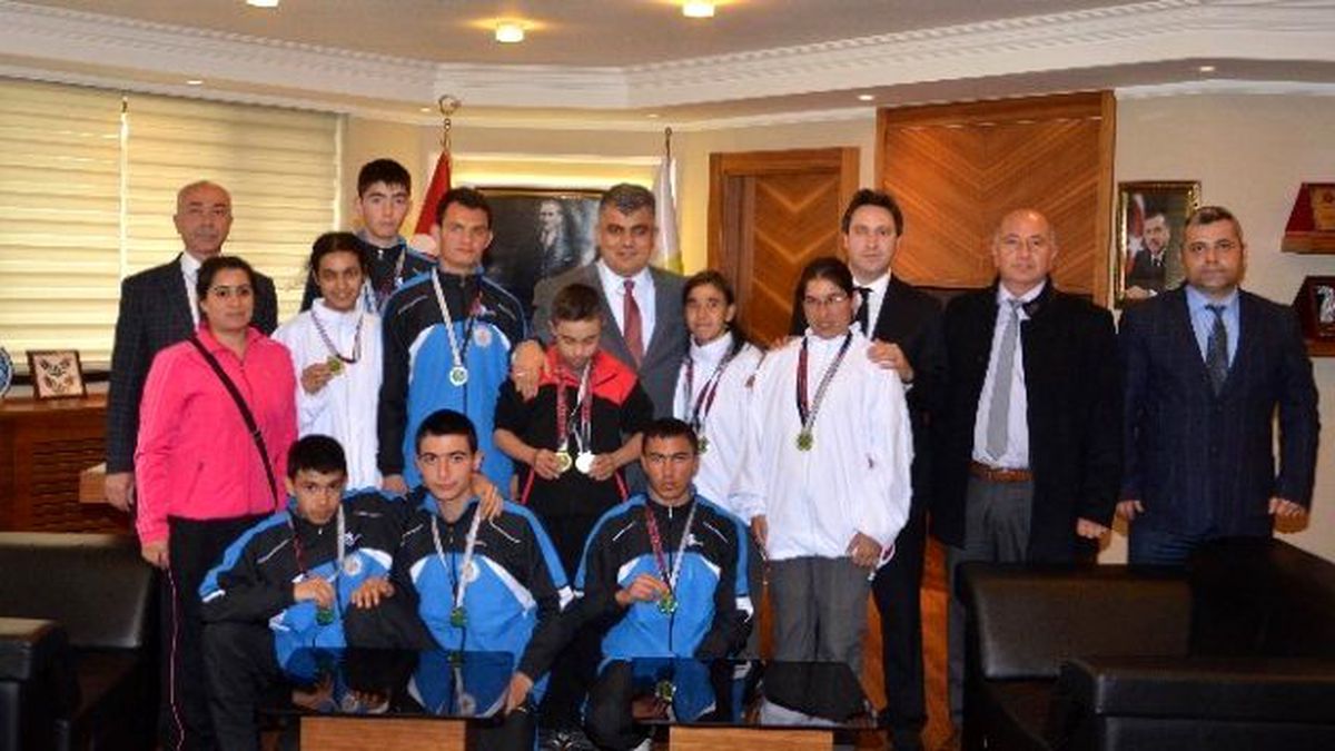 Özel Sporcular Başkan Özgüven\'e Ziyaret