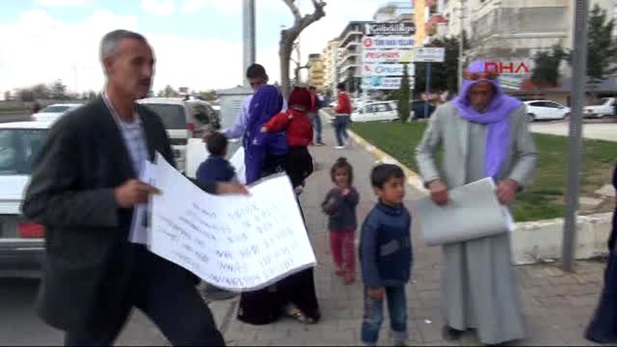 Şanlıurfa Irak\'ta Işid Üyesi Diye Gözaltına Alınan Şoförün Ailesi, AK Parti Önünde Oturma Eylemi...
