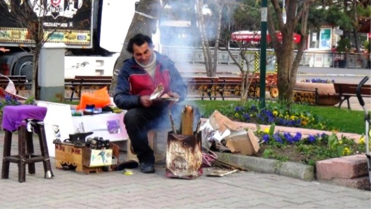 Tekirdağ\'da Soğukta Çalışan Ayakkabı Boyacıları Ateş Yakarak Isınmaya Çalışıyor