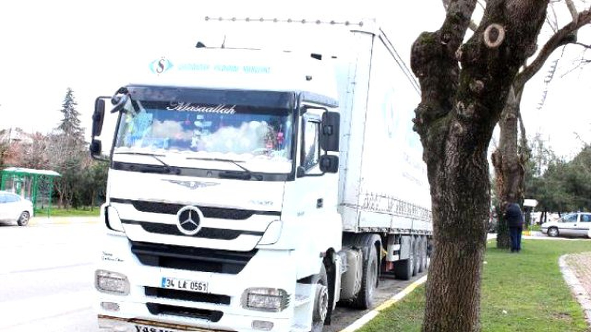 Tır\'ın Dorsesinden 2 Çalıntı Kamyonet Çıktı