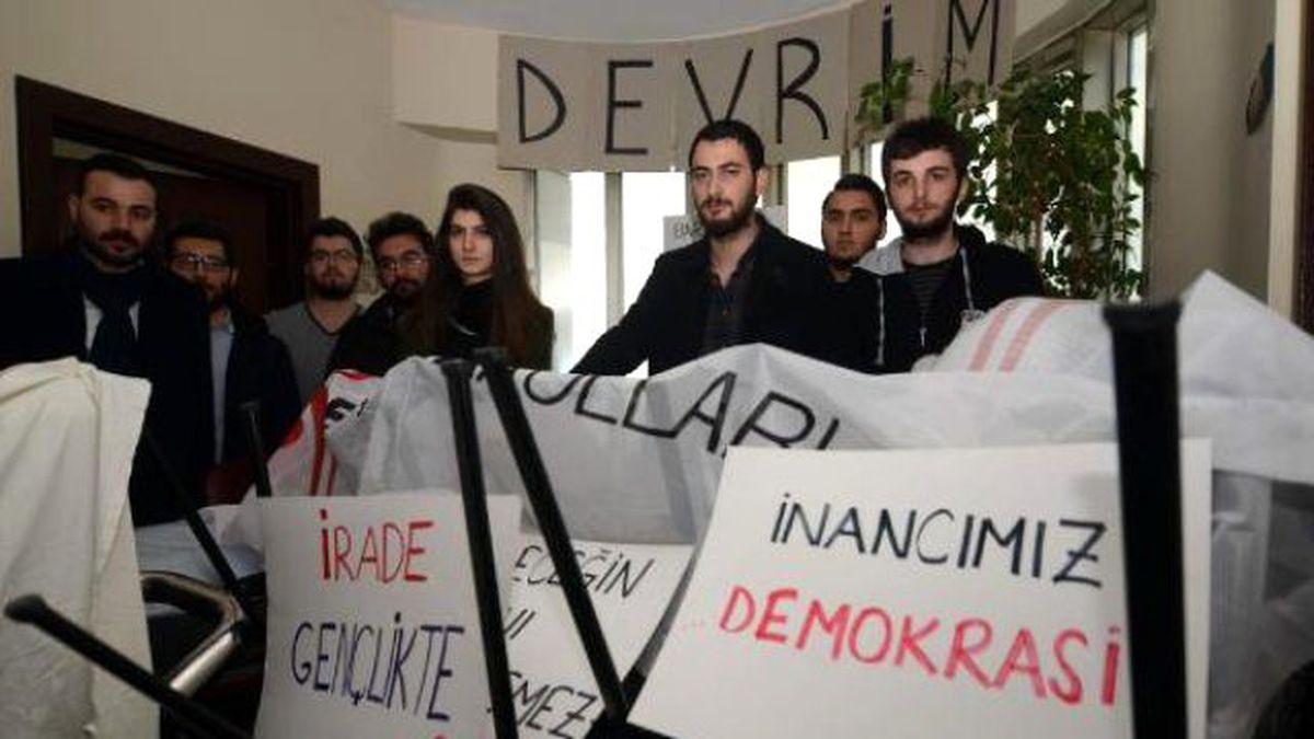 Trabzon CHP Gençlik Kolları, Parti Binasını İşgal Etti