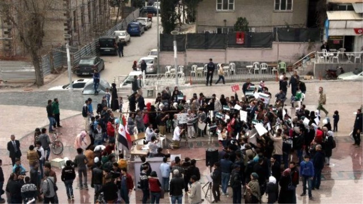 110 Bin Suriyeli\'nin Yaşadığı Kilis\'te 100 Kişi Esad\'ı Protesto Etti
