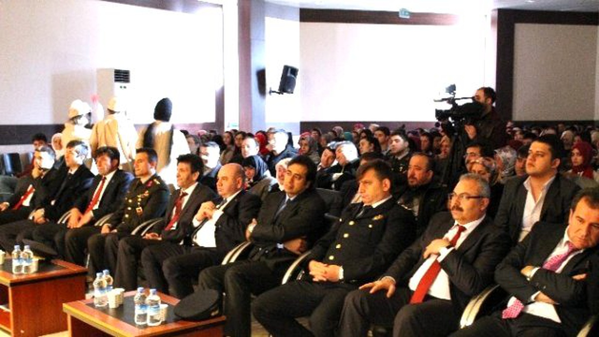 18 Mart Şehitleri Anma Günü ve Çanakkale Deniz Zaferi\'nin 100. Yıldönümü Gediz-abide Şehitliği\'nde...