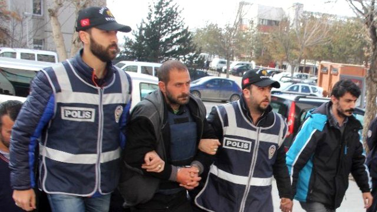 5 Çocuk Annesi Kadını Bıçaklayarak Öldüren Zanlı Adliyeye Sevk Edildi