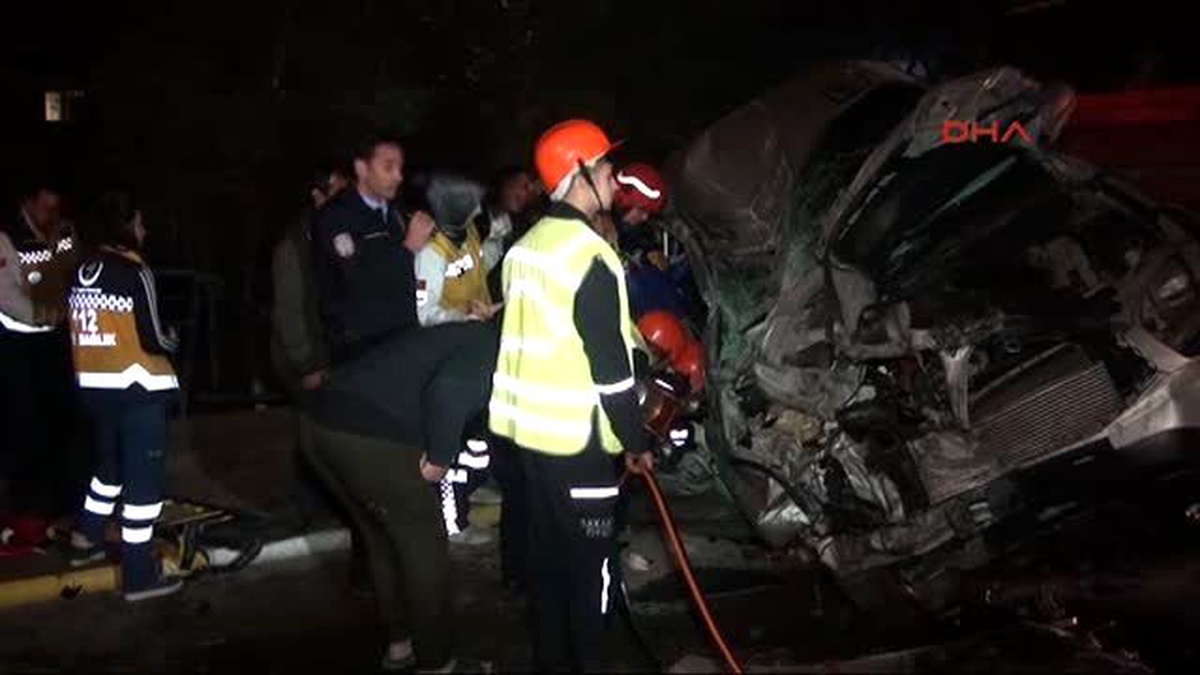 Adapazarı\'nda 3 Araçlı Zincirleme Kaza: 3 Ağır Yaralı