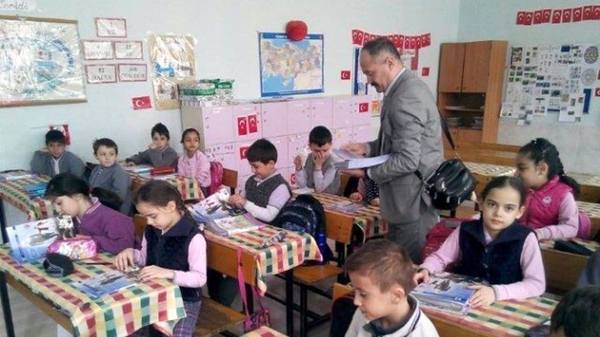 Add Öğrencilere Kitap Dağıttı