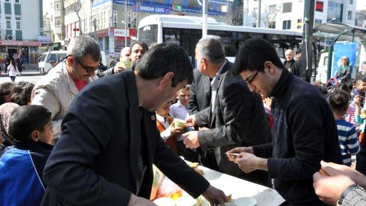 Adıyaman\'da Vatandaşlara Buğday Çorbası ve Ekmek Dağıtıldı