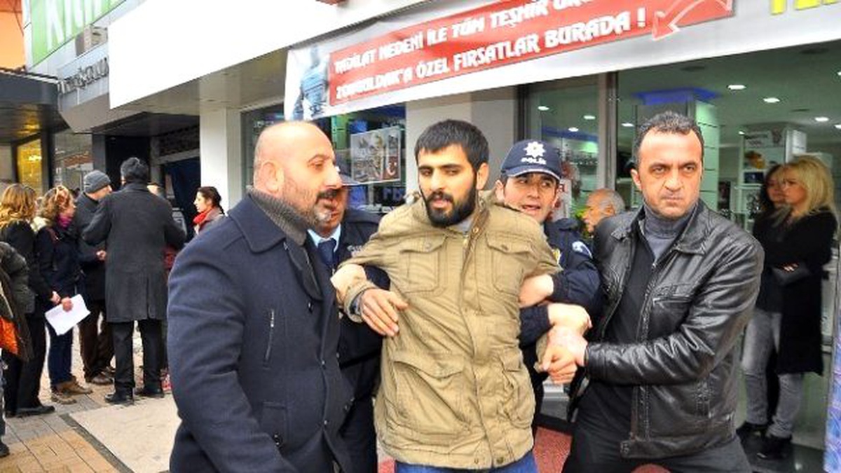 AK Parti Binasına Attıkları Yumurta İş Yerine İsabet Eden Öğrenciler Gözaltına Alındı