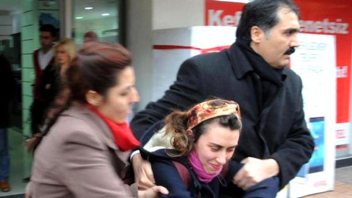 AK Parti Binasına Yumurta Atan 3 Üniversiteliye Gözaltı