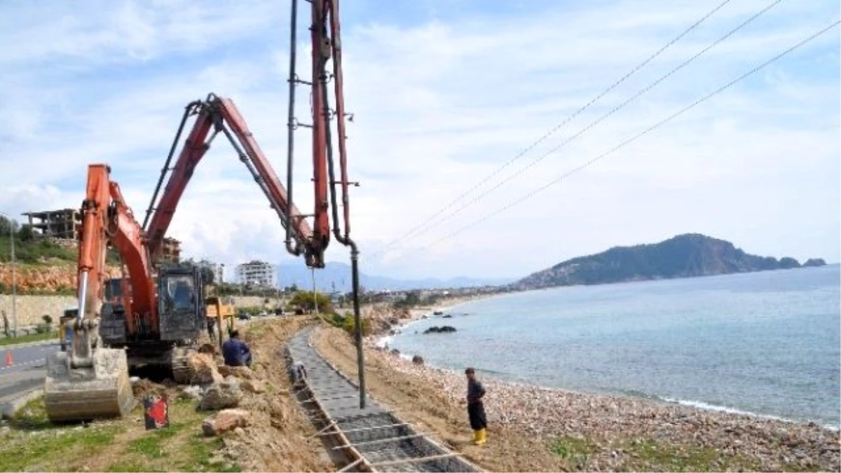 Alanya Dinek Sahil Şeridine İstinat Duvarı Yapılıyor