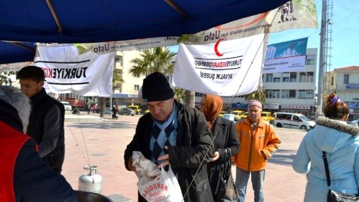 Ayvalık\'ta Kızılay Derneği\'nden Şehitler İçin Lokma Hayrı