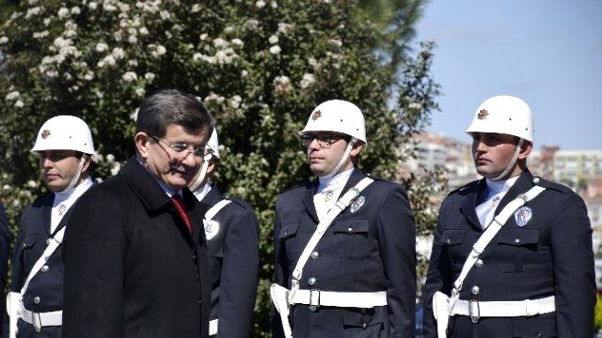 Başbakan Davutoğlu Çanakkale Valiliğini Ziyaret Etti