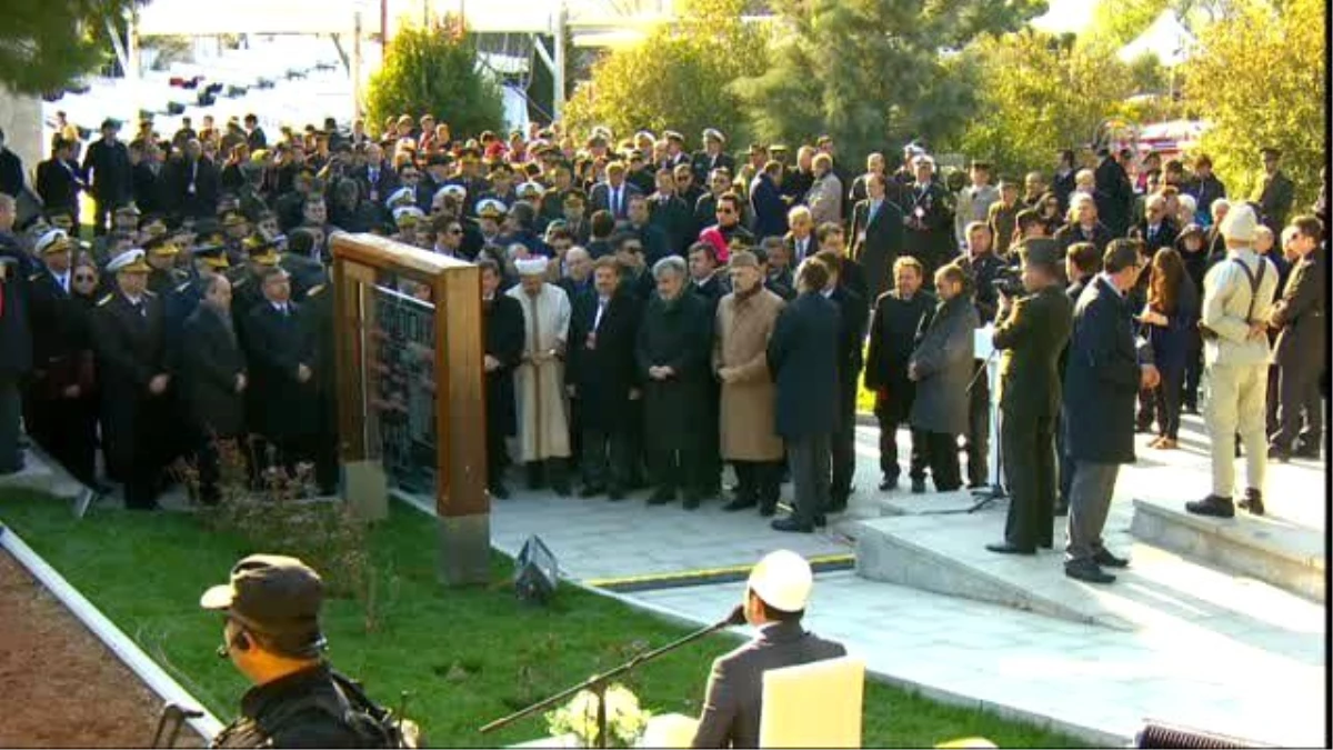 Başbakan Davutoğlu, Şehitliği Ziyaret Etti