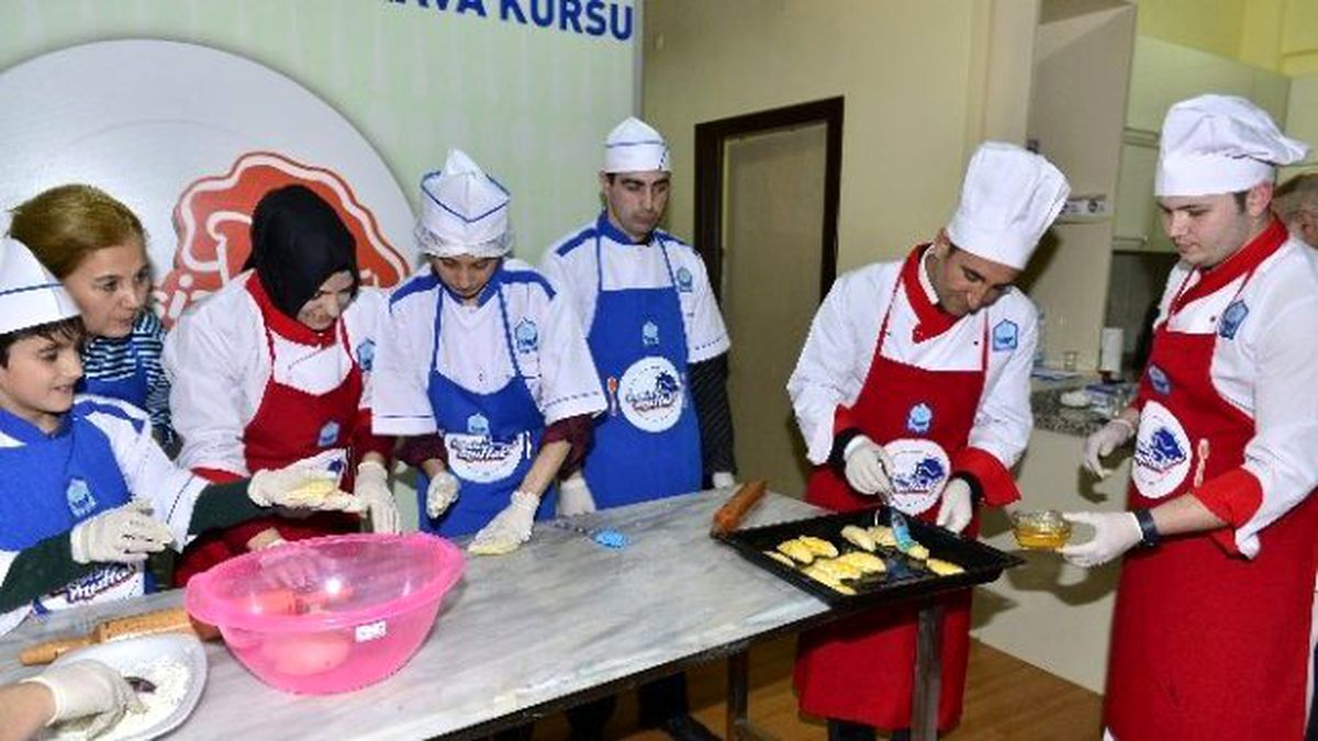 Başkan Edebali, Eline Oklava Alıp Hamur Açtı