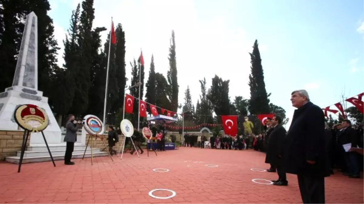 Başkan, Şehit Mezarlarına Karanfil Bıraktı