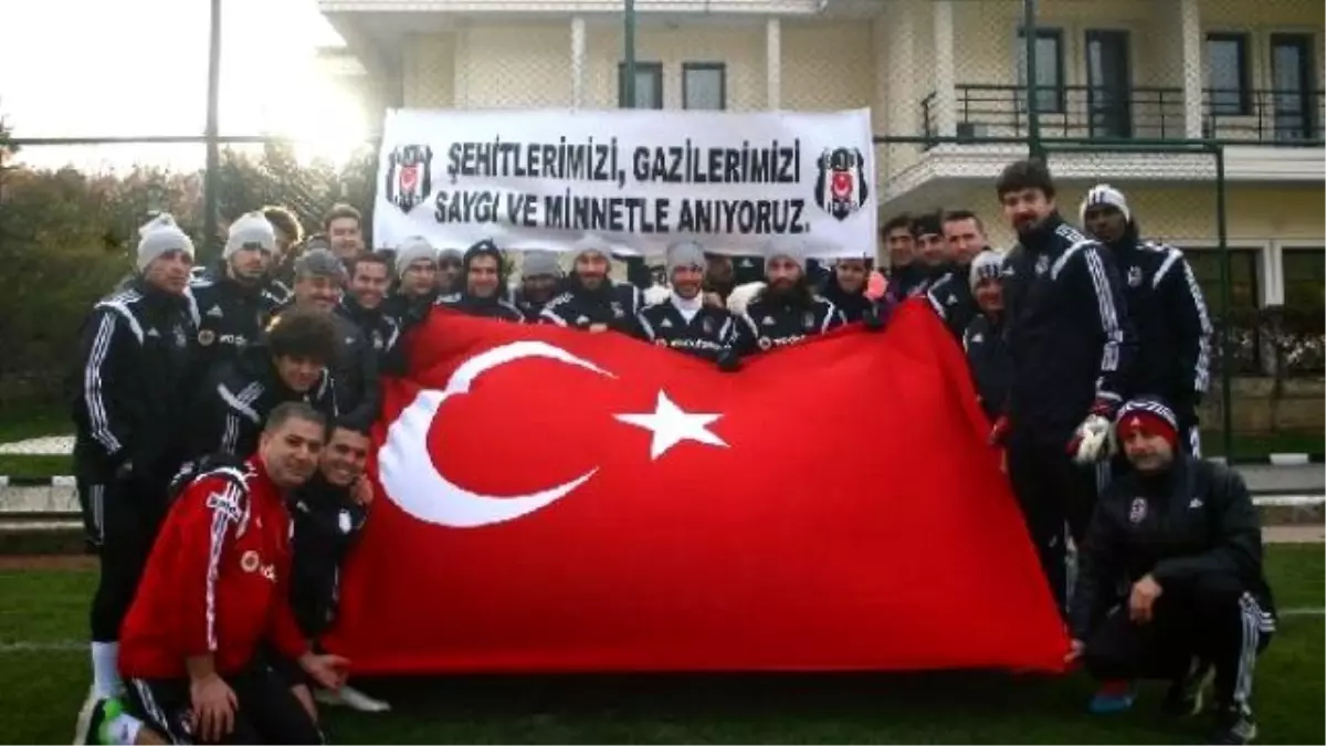 Beşiktaşlı Futbolcular Çanakkale Şehitlerini Andı