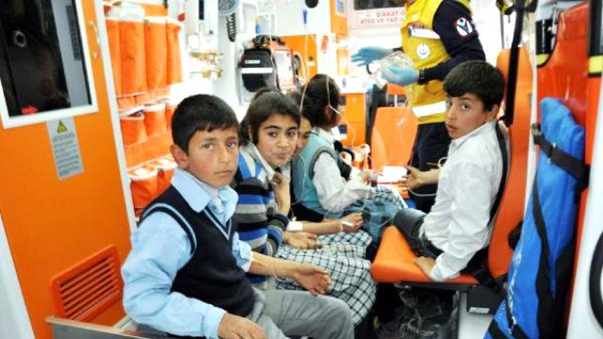 Besni\'de 12 Öğrenci Yemekten Zehirlendi