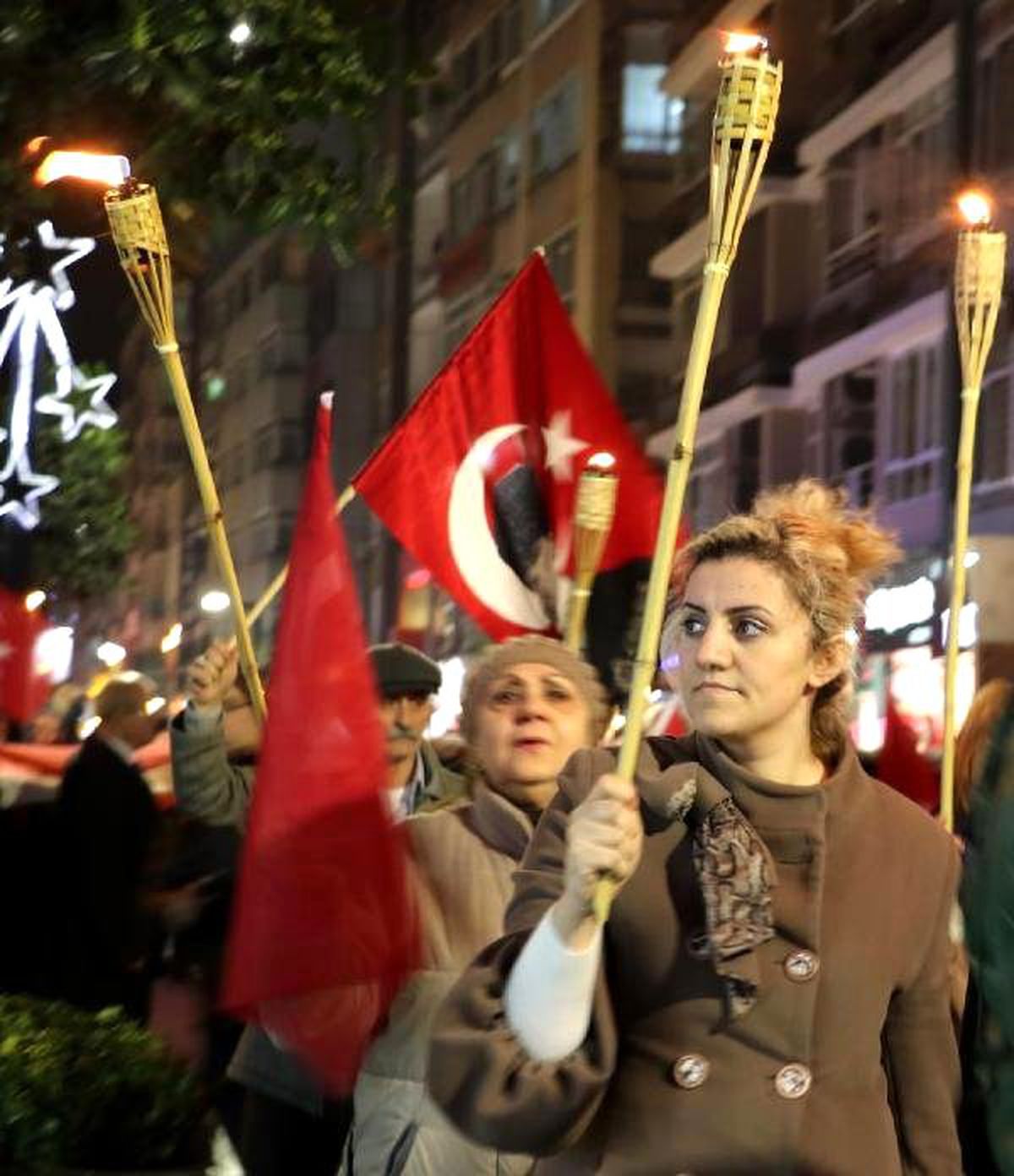 CHP\'liler Meşalelerle Yürüdü