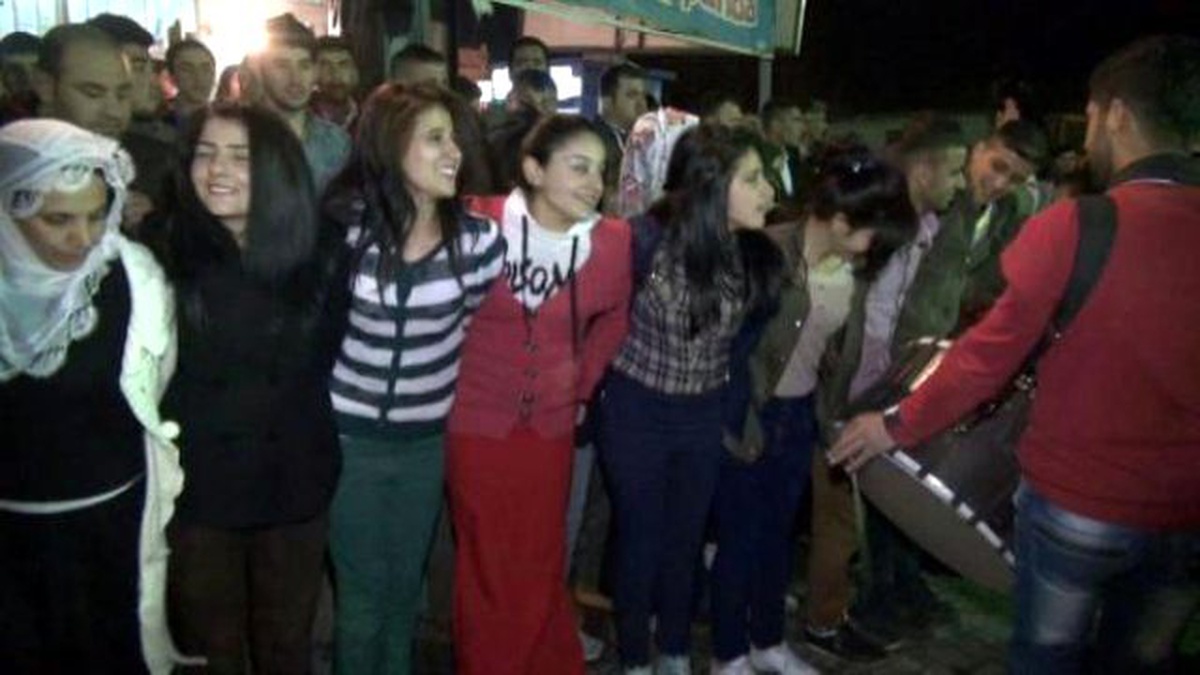 Cizre\'de Silahlı Nevruz Kutlaması