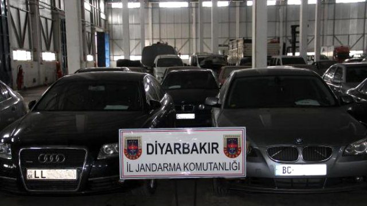 Diyarbakır\'da Yasadışı Yollarla Ülkeye Sokulan 8 Lüks Araç Ele Geçirildi