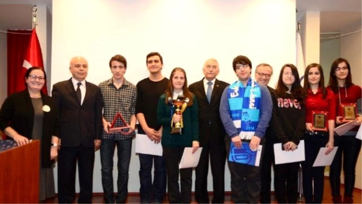 Esogü 8. Beyin Bilgi Yarışması\'nde Dereceye Giren Öğrenciler Ödüllendirildi