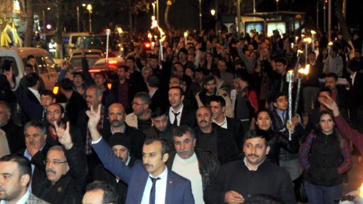 Gaziantep\'te, Ülkücülerden Mehter Eşliğinde Meşaleli Yürüyüş