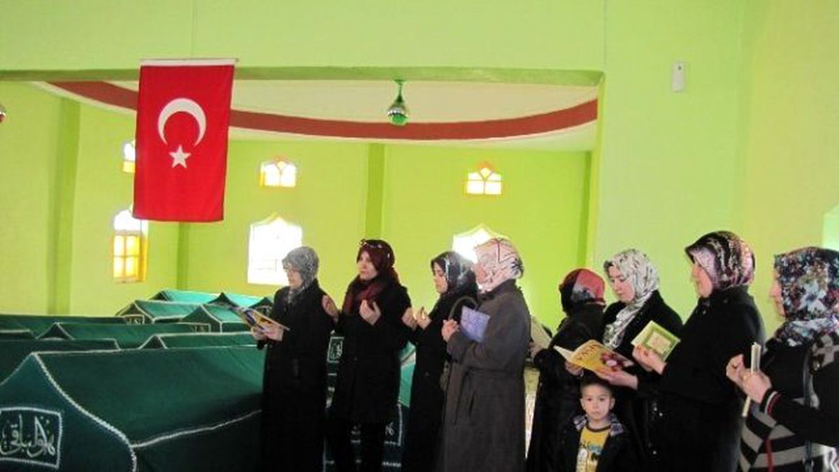 Hisarcık AK Parti Kadın Kollarından Şehit Mezarlarına Anlamlı Ziyaret