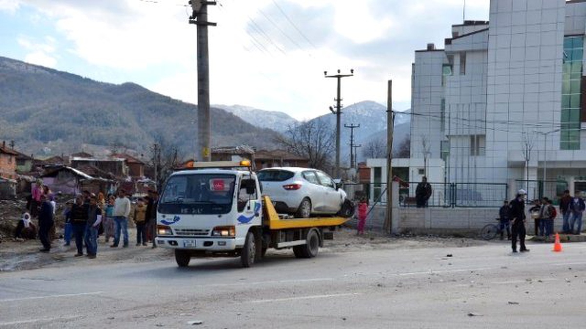 Kamyonet ile Otomobil Çarpıştı: 1 Yaralı
