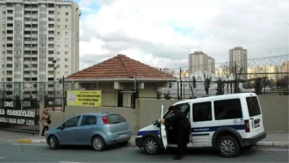 Kavga Çıkan Kız İmam Hatip Lisesi Önünde Polis Güvenlik Önlemi Aldı