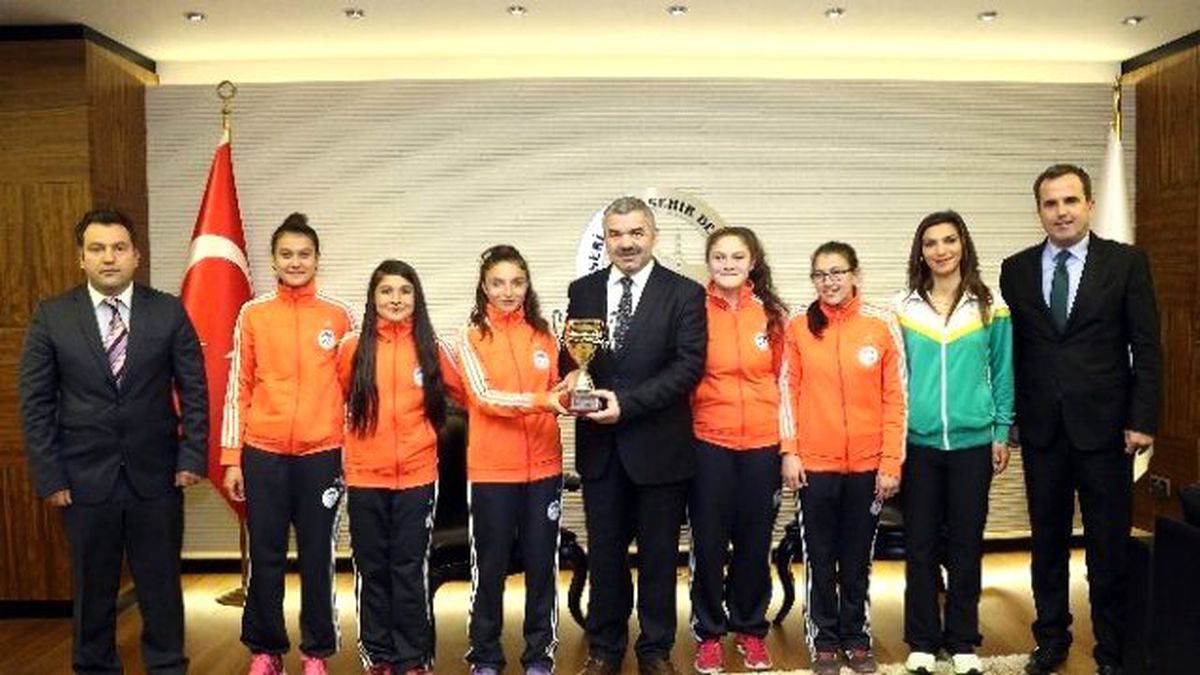 Kupa Başkan Çelik\'e Takdim Edildi