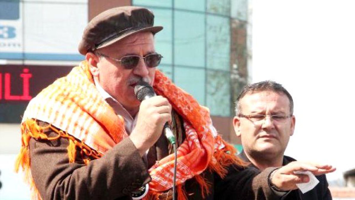 MHP\'li Aday Adayı, \'Bozkurt\'u \'Rockçı\' İşaretiyle Karıştırdı